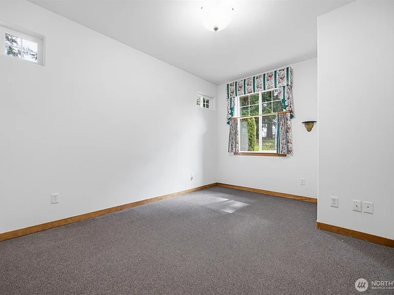 237 Creekview Crst — Photo 16