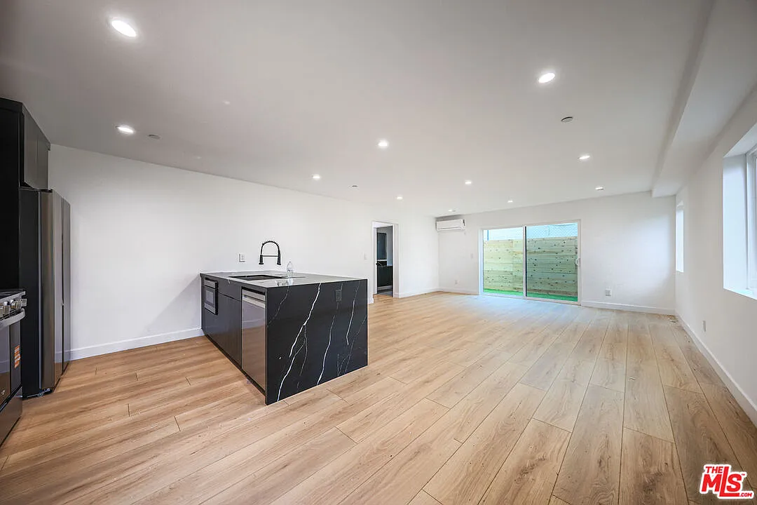 3 bed, 2.0 bath, 1202 sqft, $4,949 — Photo 2
