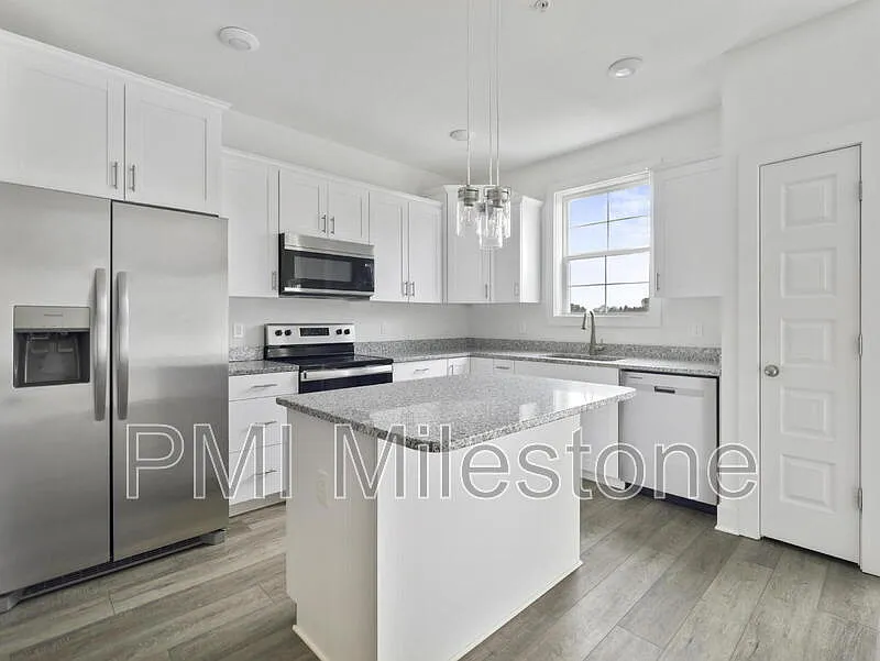 3 bed, 2.5 bath, 1900 sqft, $2,180 — Photo 4