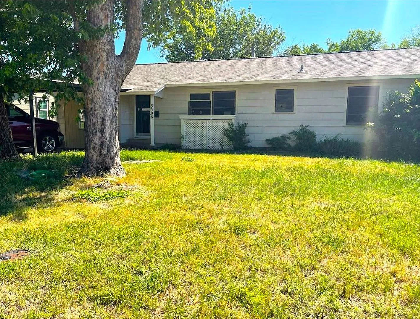 Introducing a charming 4-bedroom, 1-bathroom home nestled in the heart of Midwest City — Photo 1