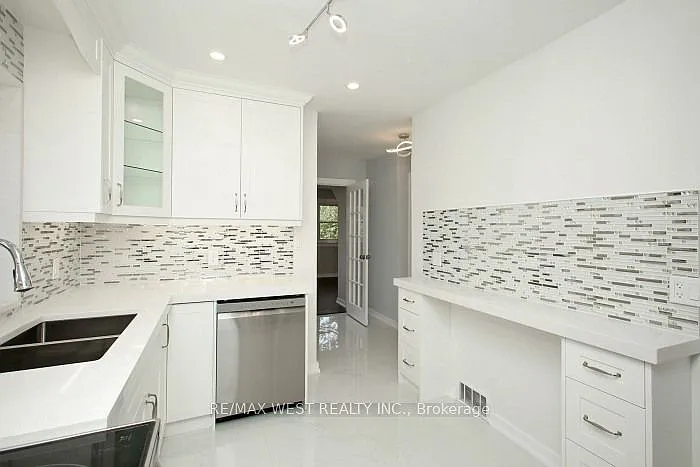420 Annette St #UPPER LEVEL — Photo 9