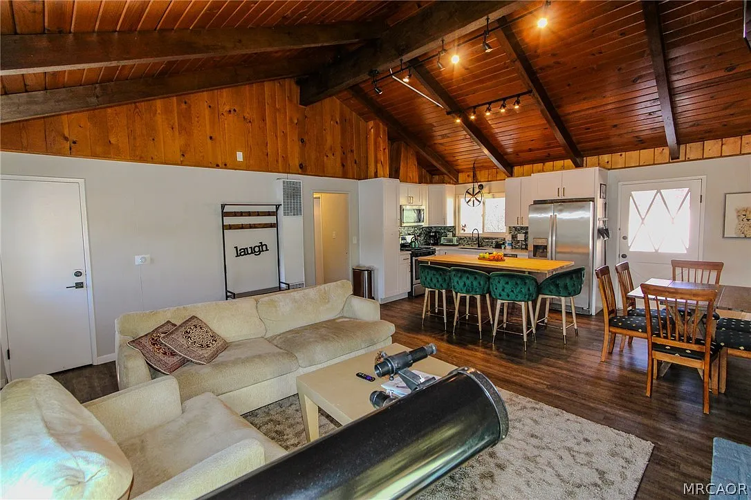 2 bed, 1.0 bath, 864 sqft, $1,650 — Photo 2