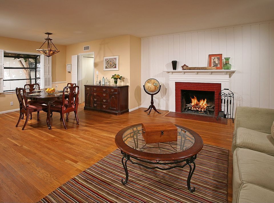 Living room w fire place