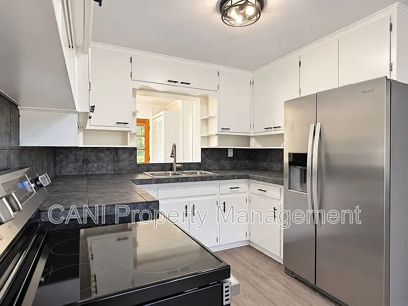 3 bed, 2.0 bath, 2100 sqft, $1,995 — Photo 4
