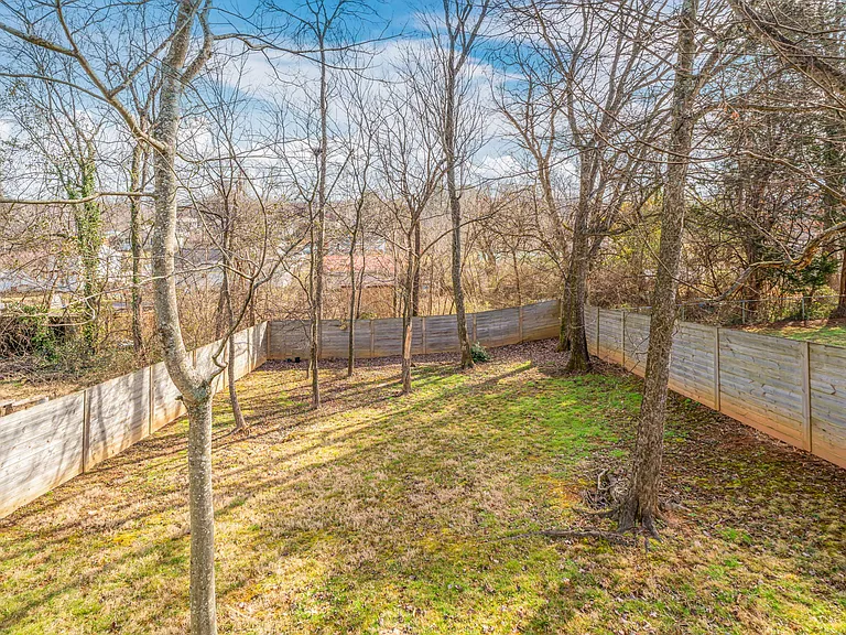 2100 Paris Rd — Photo 24
