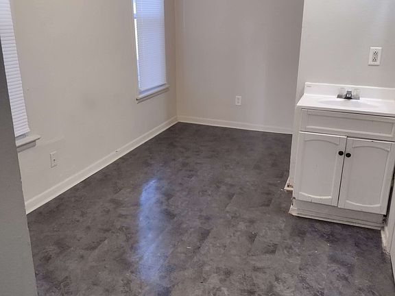 4th image of 910 W 8th St #2