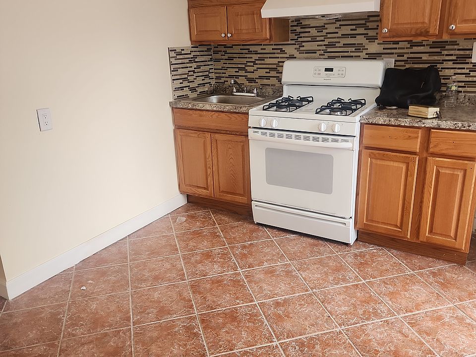1st image of 538 Pine St Floor 1