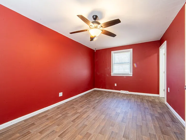 323 W Peach St — Photo 6