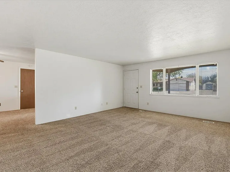117 N Homedale Ave — Photo 2