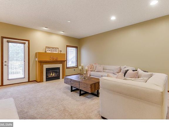 5th image of 574 Sutherland Dr