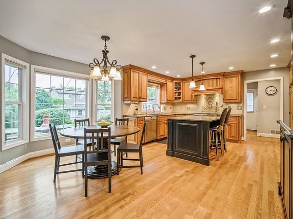 5th image of 2218 Janet Dr