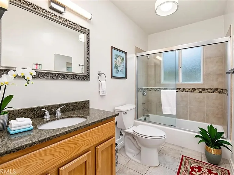 5851 Woodman Ave — Photo 17