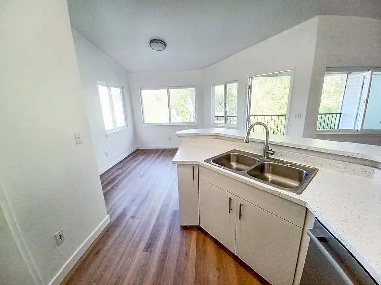 Parkhill Apartments — Photo 31