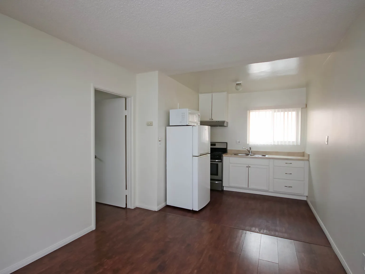 Exceptional Unit! Wood Floors Great Location at... — Photo 2