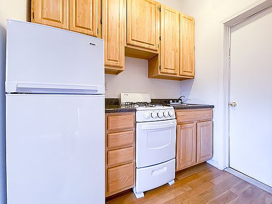 5th image of 320 W 20th St APT 8