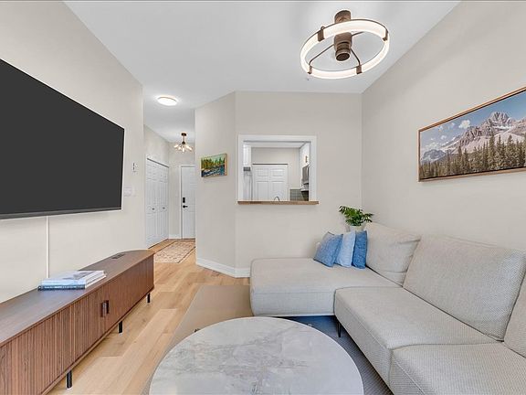 4th image of 630 Roche Point Dr #303