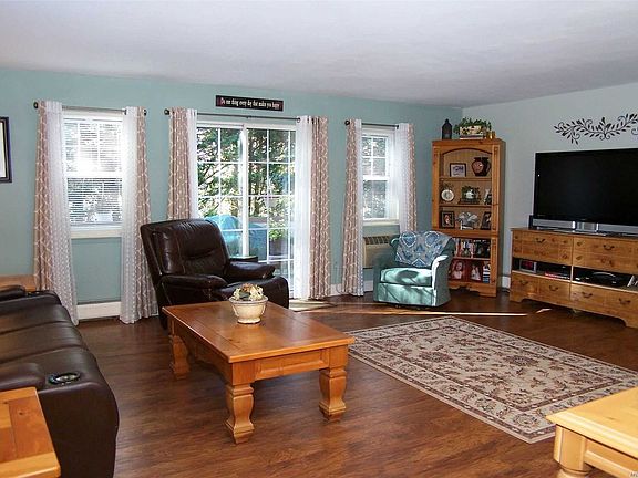 3rd image of 7 Glen Hollow Dr APT B15