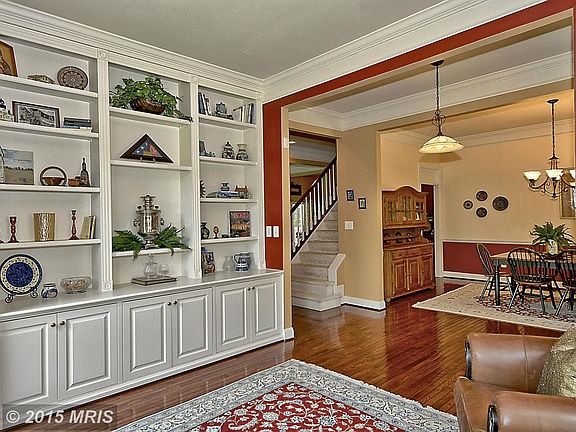 Serve your guests from these beautiful built-ins!