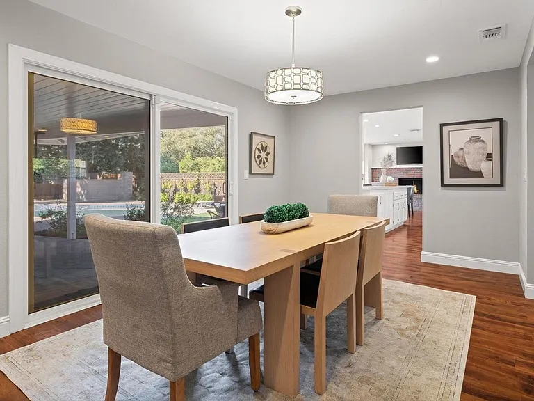 1261 Davis Ave — Photo 3