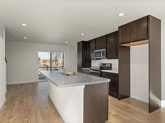 4th image of 5010 Daggett Ave
