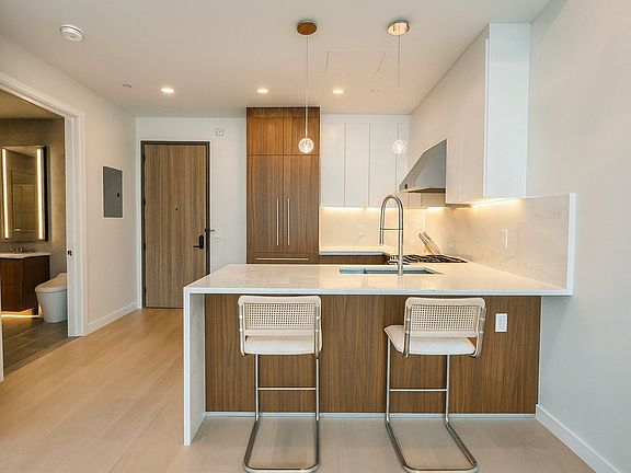 3rd image of 35-32 Leavitt St Penthouse H