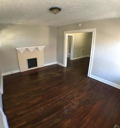 3rd image of 423 S Hembree St