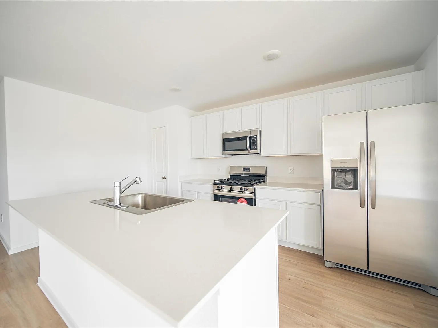 4 bed, 2.0 bath, 1720 sqft, $2,095 — Photo 3