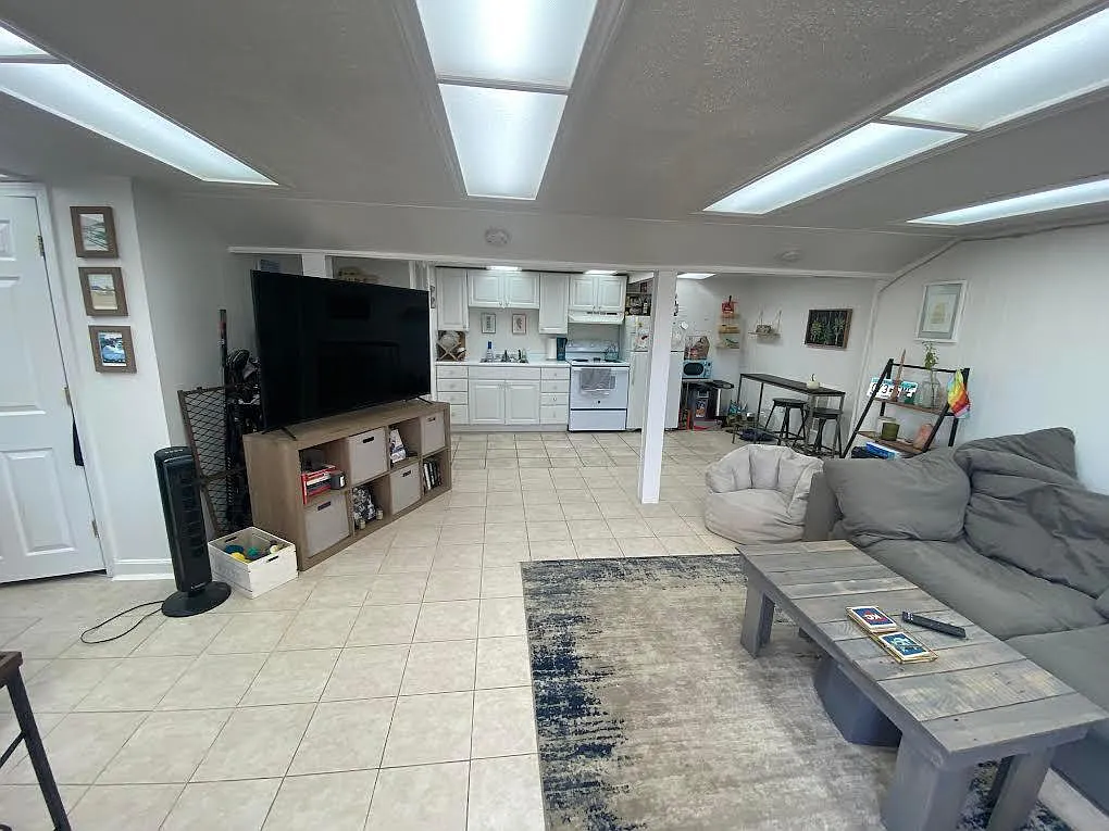 Studio, 1000 sqft, $1,750 — Photo 2