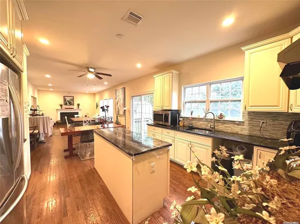 384 Pond Path, East Setauket, NY 11733