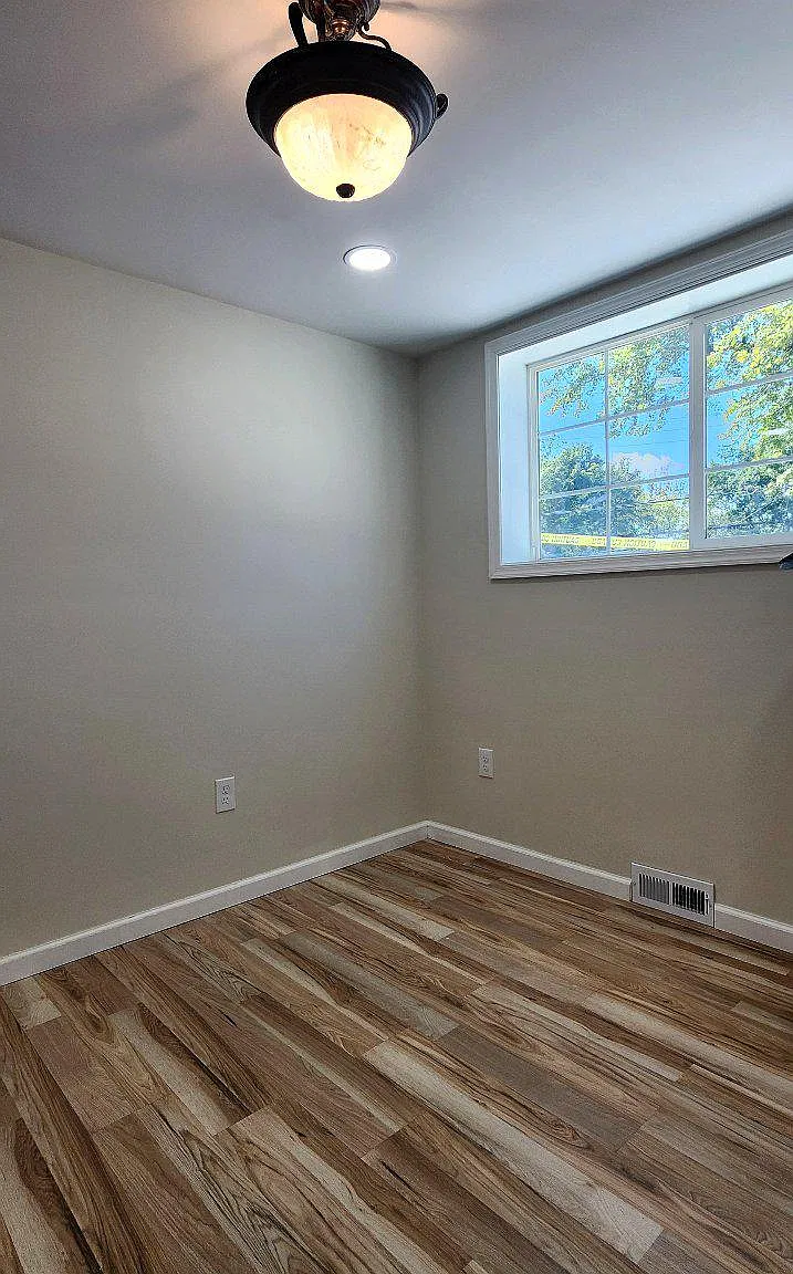 3 bed, 2.0 bath, 1320 sqft, $4,000 — Photo 4