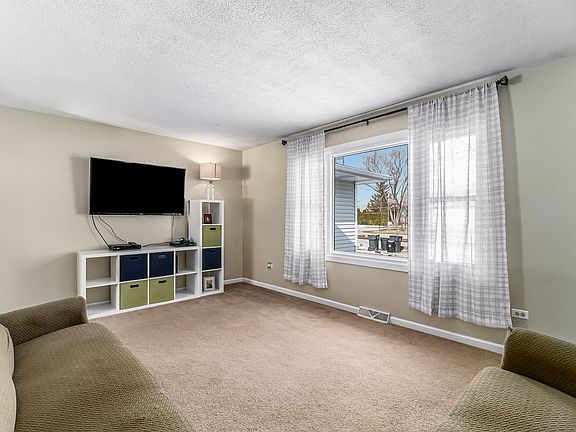 5th image of 103 W Streamwood Blvd