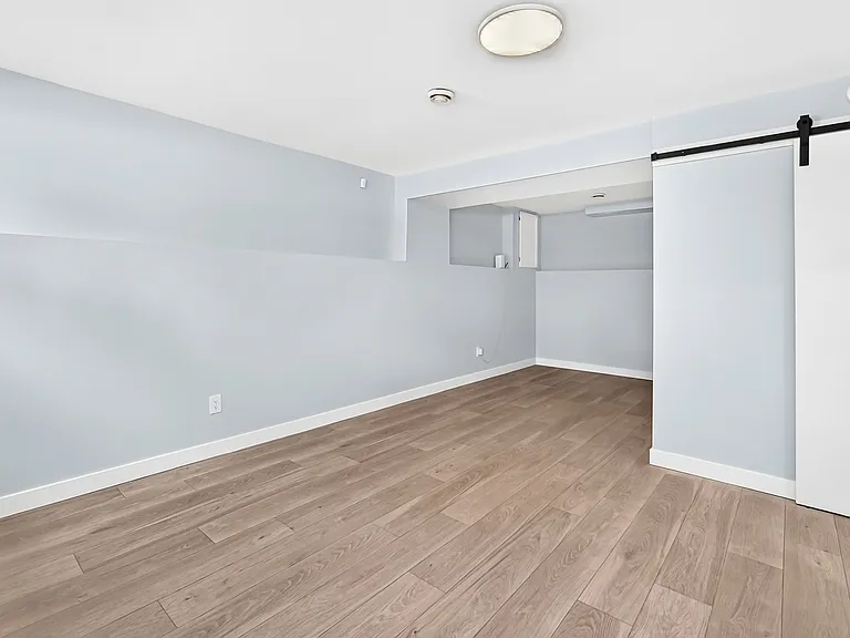 64 Riverton Ave — Photo 14