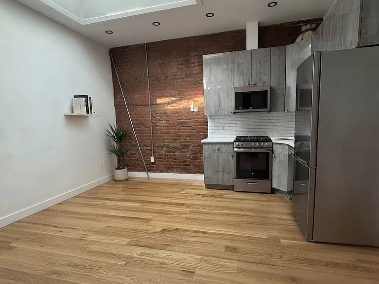 60-82 Catalpa Ave #2R — Photo 4