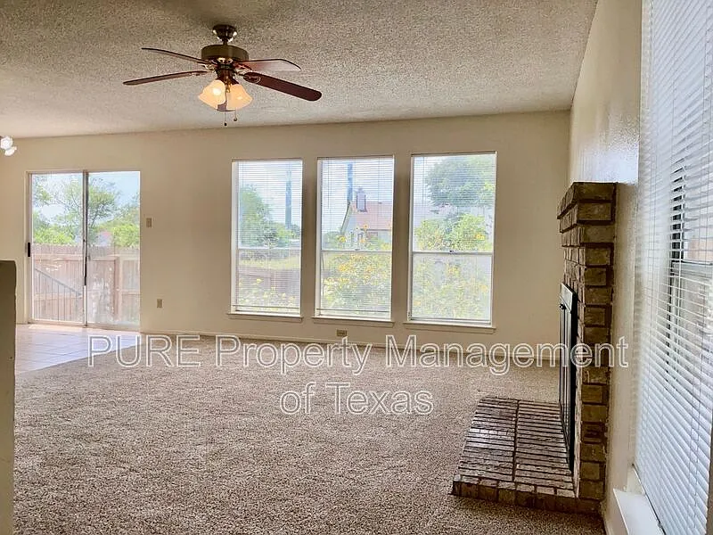 3 bed, 2.5 bath, 1407 sqft, $1,685 — Photo 3