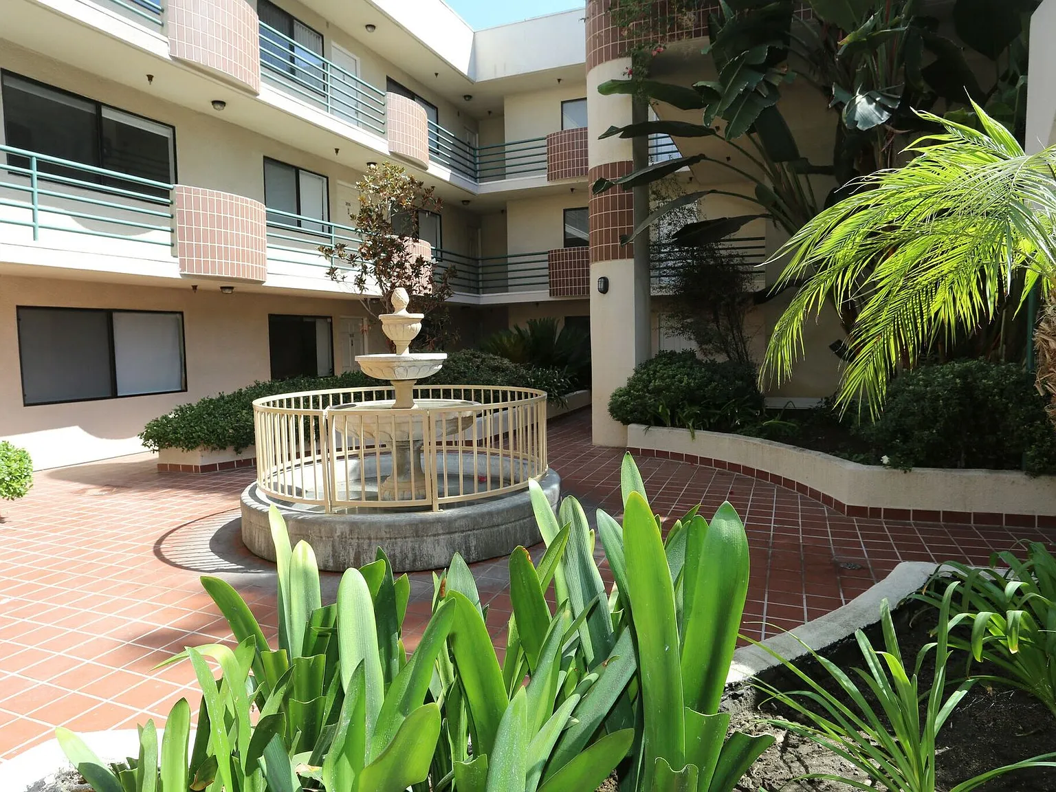 Cynthia Gardens...West Hollywood's most Desired Neighborhood...Remodeled Apartments...CALL NOW! — Photo 3