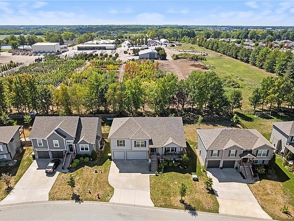 2nd image of 618 SE Colonial Dr