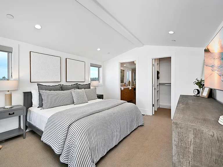 3940 Seashore Dr — Photo 2