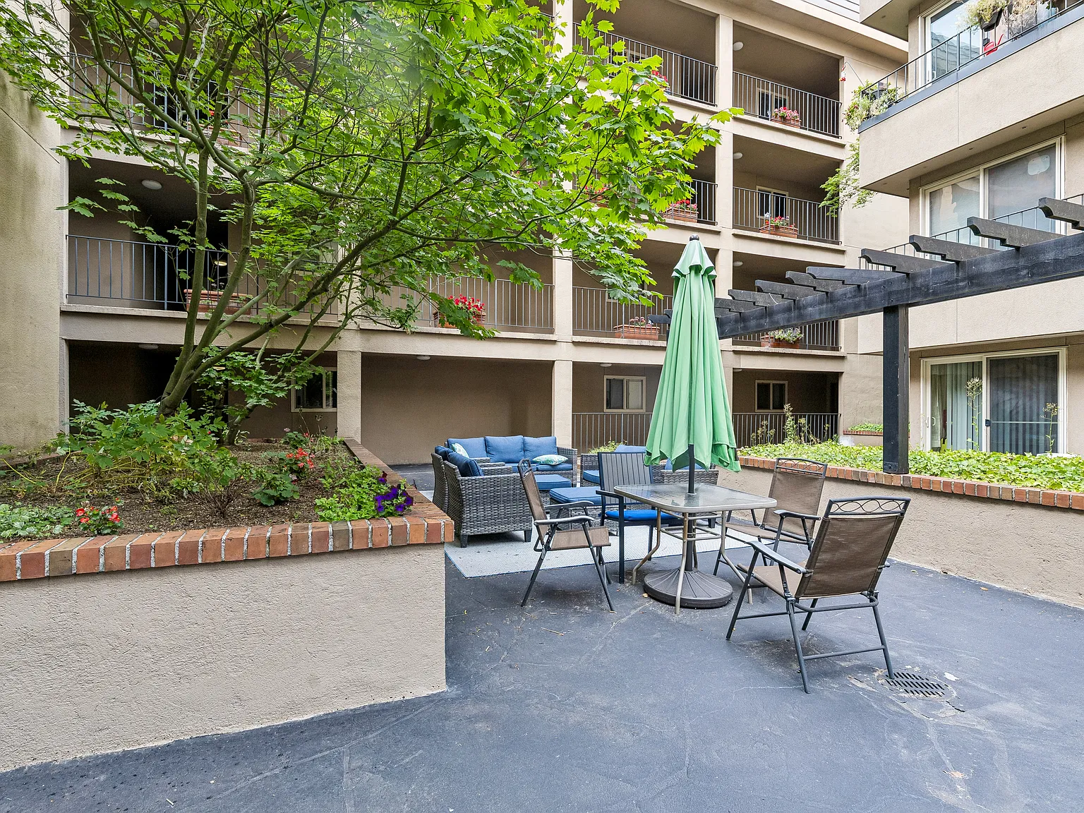 Arcadian Court Condo — Photo 4
