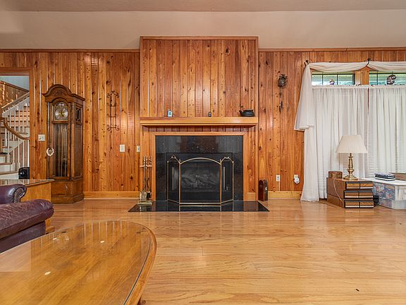 4th image of 904 Pine Ave