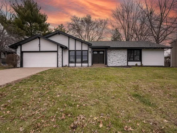 8 Normandy Dr, Lake Saint Louis, MO 63367