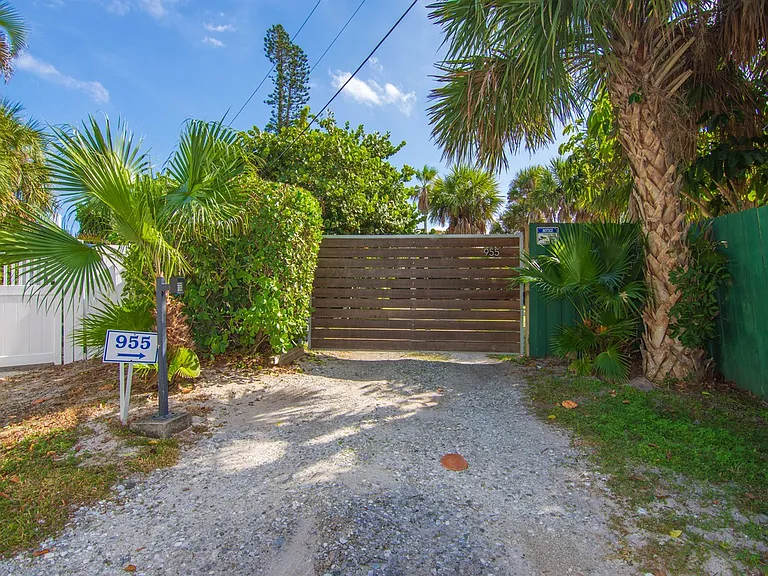 955 Reef Ln — Photo 44
