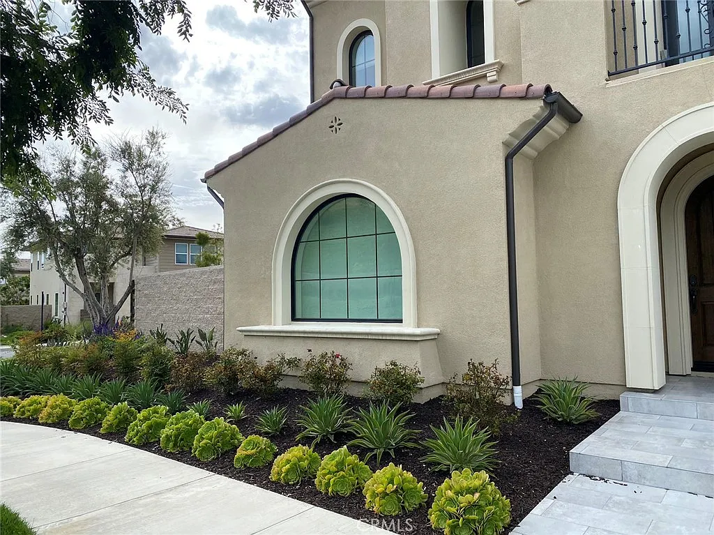 5 bed, 5.5 bath, 5006 sqft, $11,500 — Photo 1