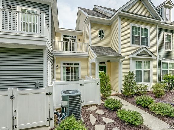 2nd image of 609 Promenade Ln #609