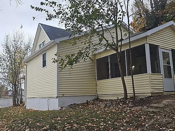 2nd image of 1122 Maple St