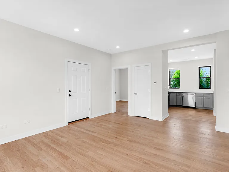 4856 N Troy St #3 — Photo 3