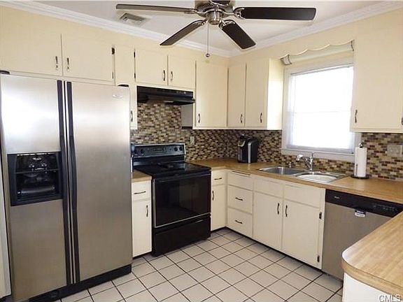 KITCHEN WITH BREAKFAST BAR