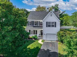 22 Cartier Dr, Franklin Park, NJ 08823