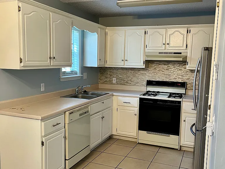 631 Albany St #1 — Photo 9
