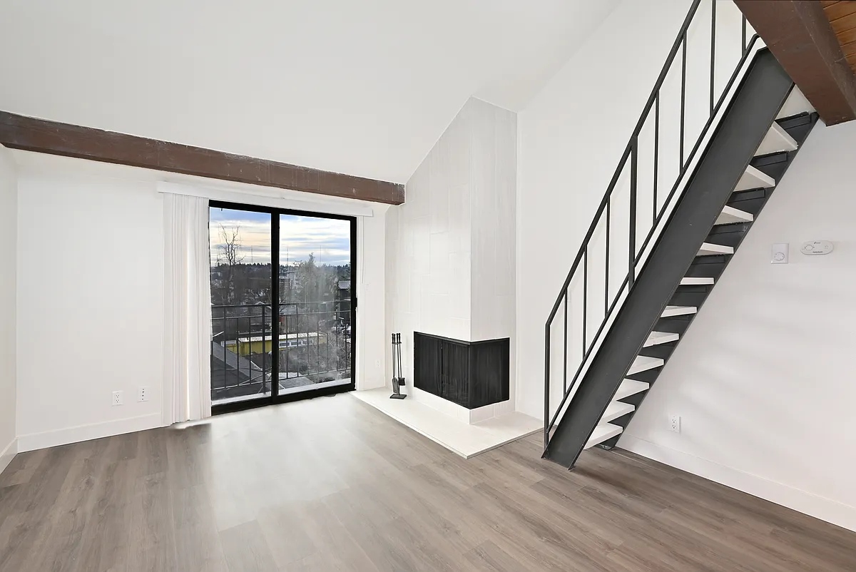 Building Photo - 4025 Midvale Ave N #5