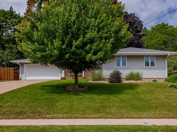 2726 Lakeland Dr, Urbandale, IA 50322